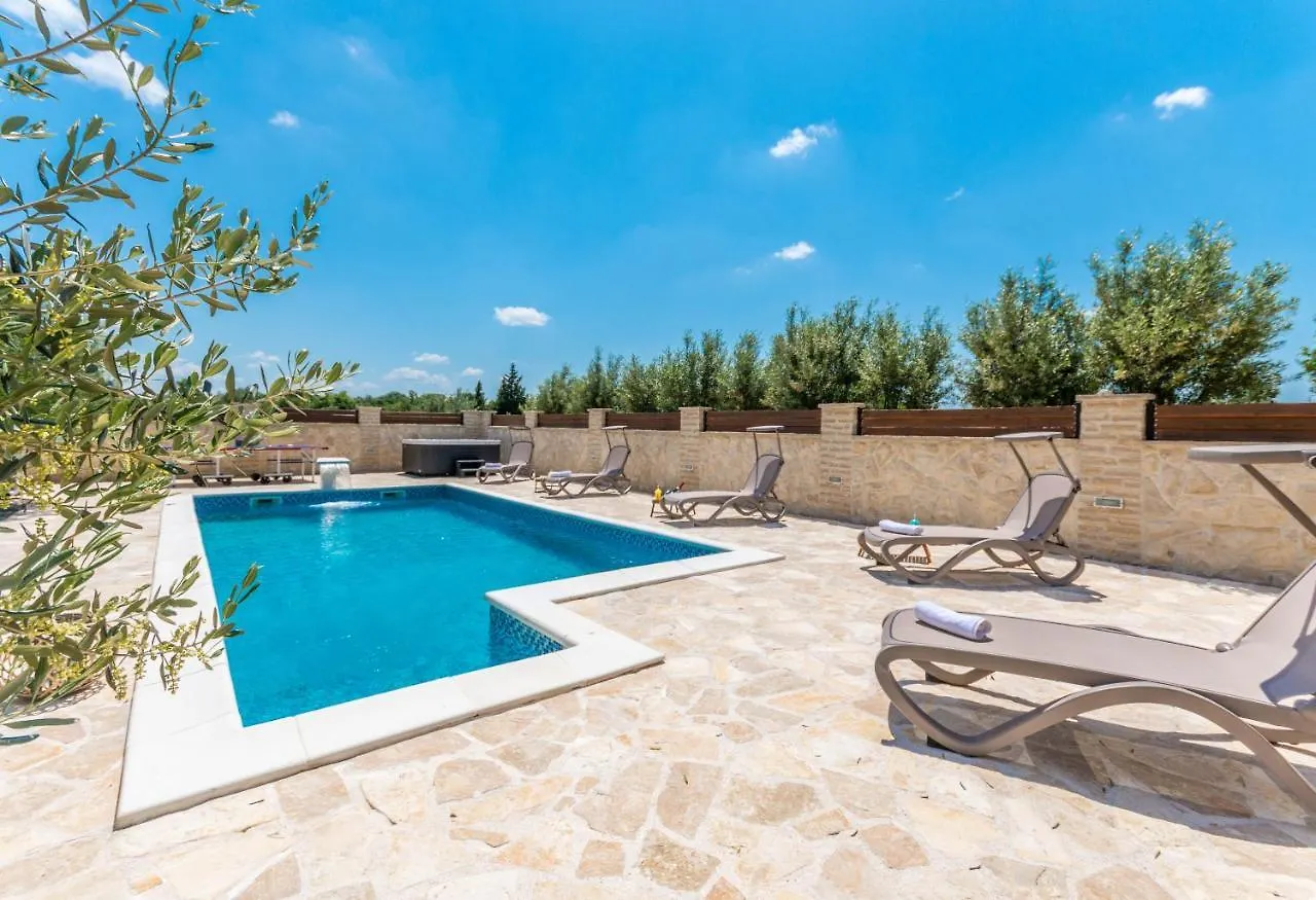 Villa Branko Polaca 0*,